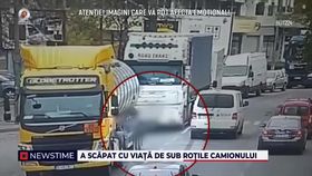 A scăpat cu viață de sub roțile camionului